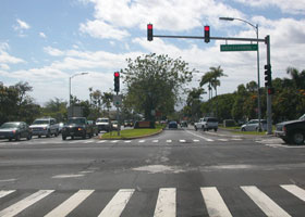 Palani Road heads into downtown Kailua-Kona, through its intersection with Queen Kaahumanu Highway