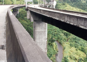 H-3 twin viaducts east of Tetsuo Harano tunnels, facing west, with trail underneath