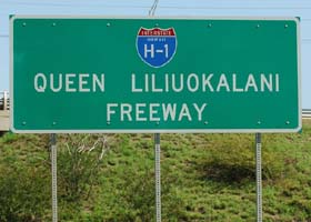 Name sign at west end of Interstate H-1, identifying it as Queen Liliuokalani Freeway