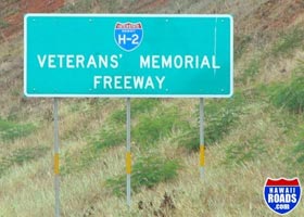 Name sign near south end of northbound H-2, identifying it as Veterans Memorial Freeway