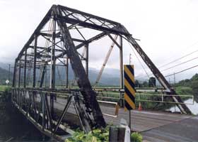 Another side view of the pre-restoration Hanalei Bridge