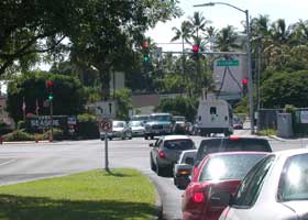 Palani Road and state route 190 end here in downtown Kailua-Kona, at intersection with Kuakini Highway; road on other side of intersection is Ali'i Drive